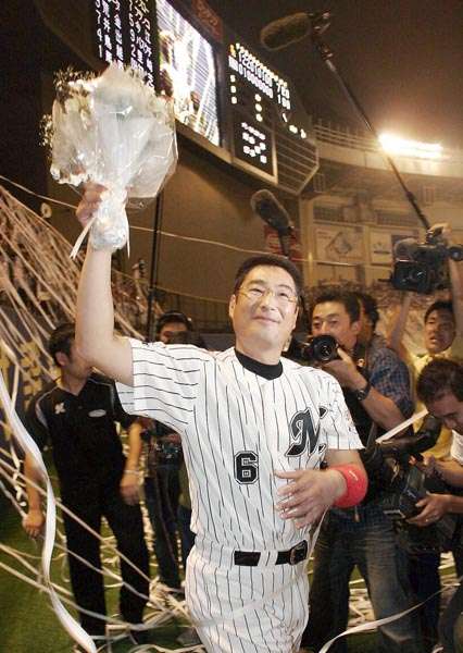 引退セレモニー前の試合で代打コールされ、ソフトB捕手の城島健司に「勝負！」と言うと…｜野球｜日刊ゲンダイDIGITAL