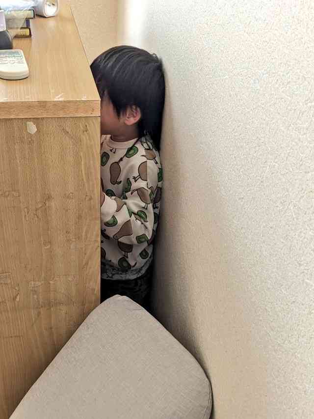 子どもは狭い所が好き…暴れさせない母親の知恵 究極の“一手間”が話題「早く知りたかった」と反響