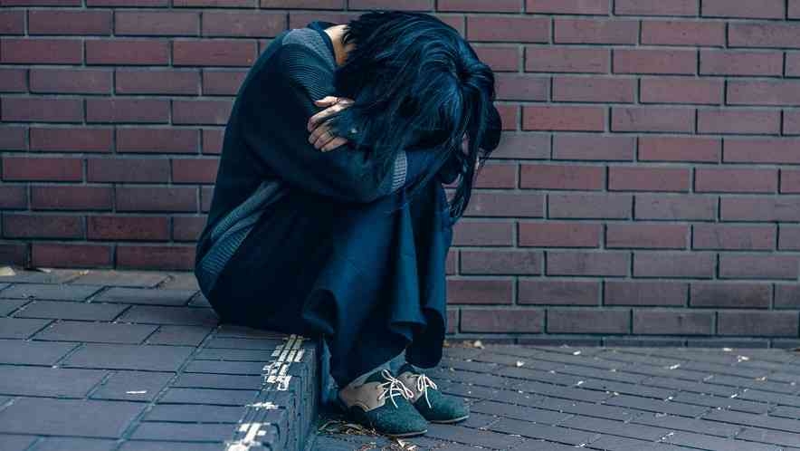「紙でも食べろ」と言われて新聞紙を食べて気絶…ホストクラブに呑み込まれた発達障害の女性「推しに会えたってだけで何も考えらえないくらい興奮して。薬もたくさん飲んだ」