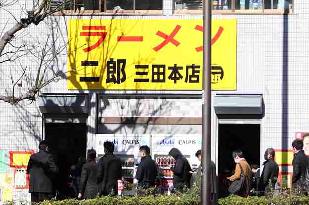 話題の「レンタル二郎食べる人」に同行し、人生で初めてラーメン二郎を食べたら…