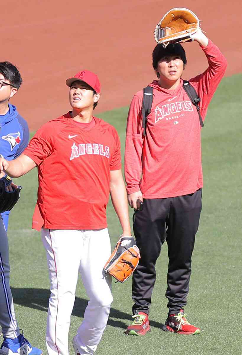 エンゼルス・水原一平通訳に大歓声　試合前セレモニーで名前呼ばれ思わず苦笑い…昨季大谷翔平が“苦言”も : スポーツ報知