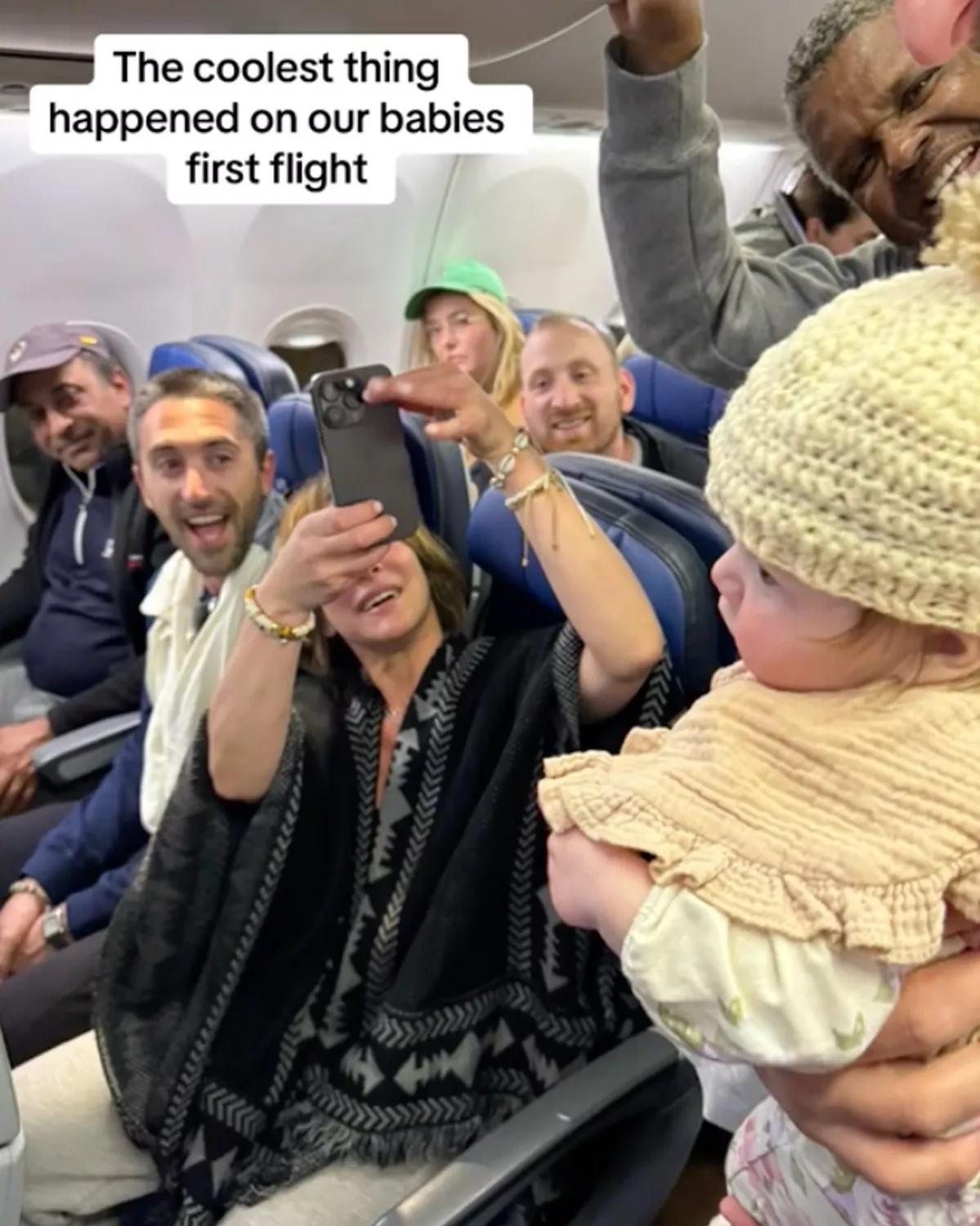 帰米途中の機内で編み物に魅せられた赤ちゃん…5時間のフライト後にサプライズに遭遇
