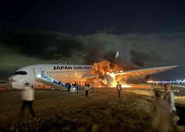 「家族全員、死ぬかも…」衝突炎上したJAL機 恐怖と混乱の5時間…乗り合わせた本紙社員が振り返る｜日刊ゲンダイDIGITAL