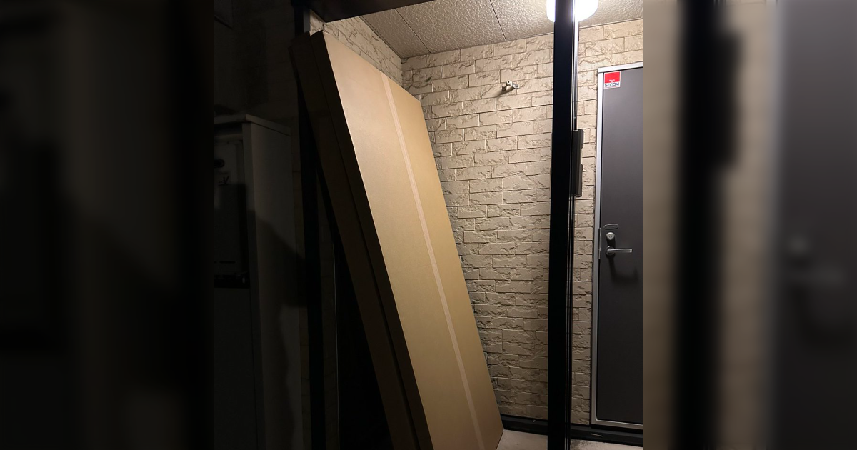 アイマスの等身大アクスタを置き配で頼んだら家から出られなくなった「嫁は出迎えないと…」 - Togetter
