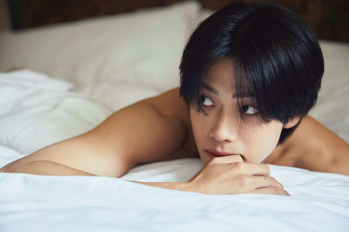コムドットやまと、自身初の写真集からセクシーショットを公開 「美しすぎるエロ本」