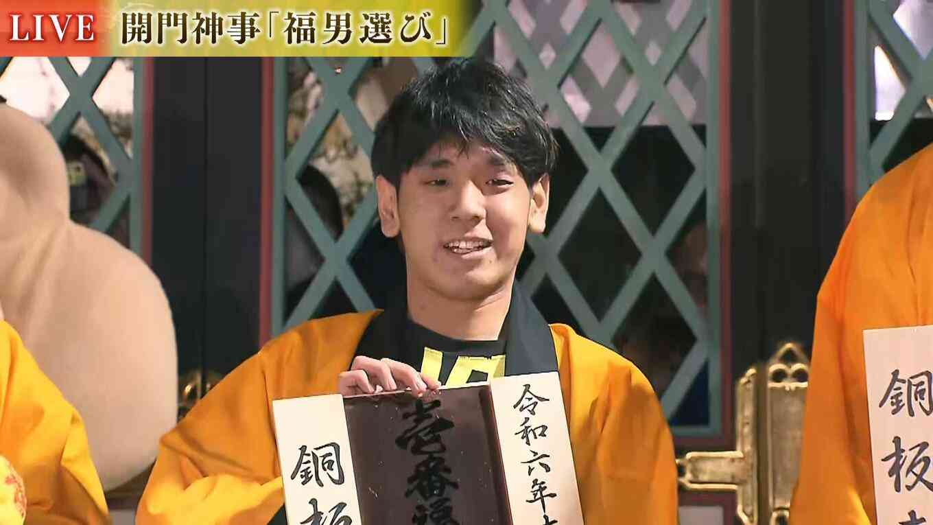 開門神事「福男選び2024」一番福は大学生の高谷望巳さん(19)陸上部に所属「地震で被災された方に福を届けて元気になってもらいたい」