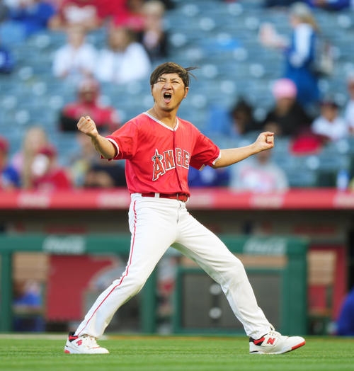 大谷翔平の前で“ミニタニ”投げた名誉の１球はWBC再現？帽子とグラブ取り雄叫びも「大暴投」 - ＭＬＢ : 日刊スポーツ