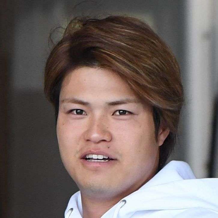 わっ！宇宙人捕獲⁉ 西武・甲斐野央が投稿したDeNA入江大生のアップ写真が…移籍騒動後初の自主トレ関連ショット：「おっ！」でつながる地元密着のスポーツ応援メディア 西スポWEB OTTO!