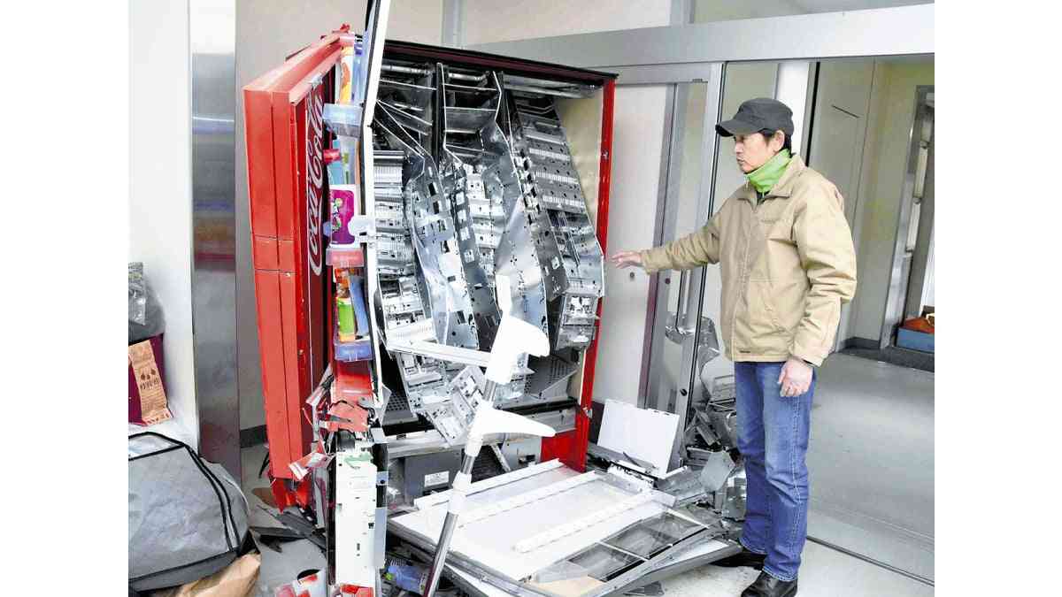 石川・穴水の避難所、４０～５０代の集団が自販機破壊し金銭盗む…目撃者「避難所がパニックに」 : 読売新聞