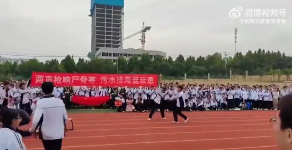 「安倍首相の暗殺」を笑って再現　中学校の行事で不道徳な出し物＝中国 山東 | 安倍晋三 | 洗脳 | 福島第一原発 | 大紀元 エポックタイムズ