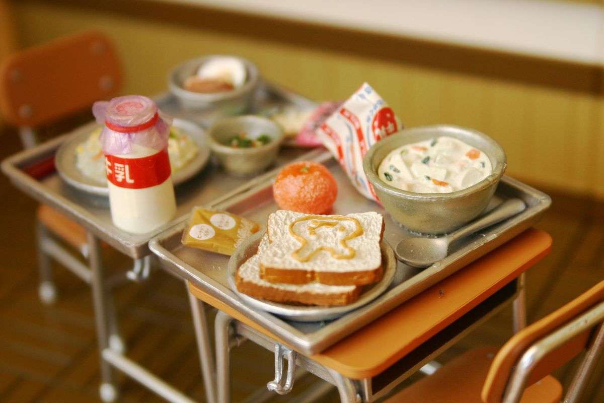 【都道府県】全国4700人が答えた「好きだった学校給食のメニュー」発表！ 「スタミナ納豆」「トリニータ丼」などご当地メニューも | オトナンサー