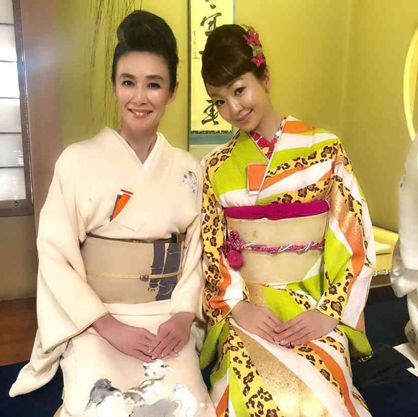 萬田久子、神田うのと“初釜”2ショット　犬柄の着物と帯に注目集まる