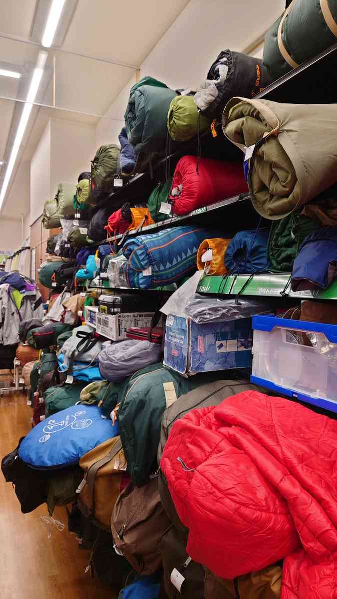 コロナ禍収束で「キャンプブーム」終了？　テントや寝袋「ブックオフ大量陳列」写真が波紋