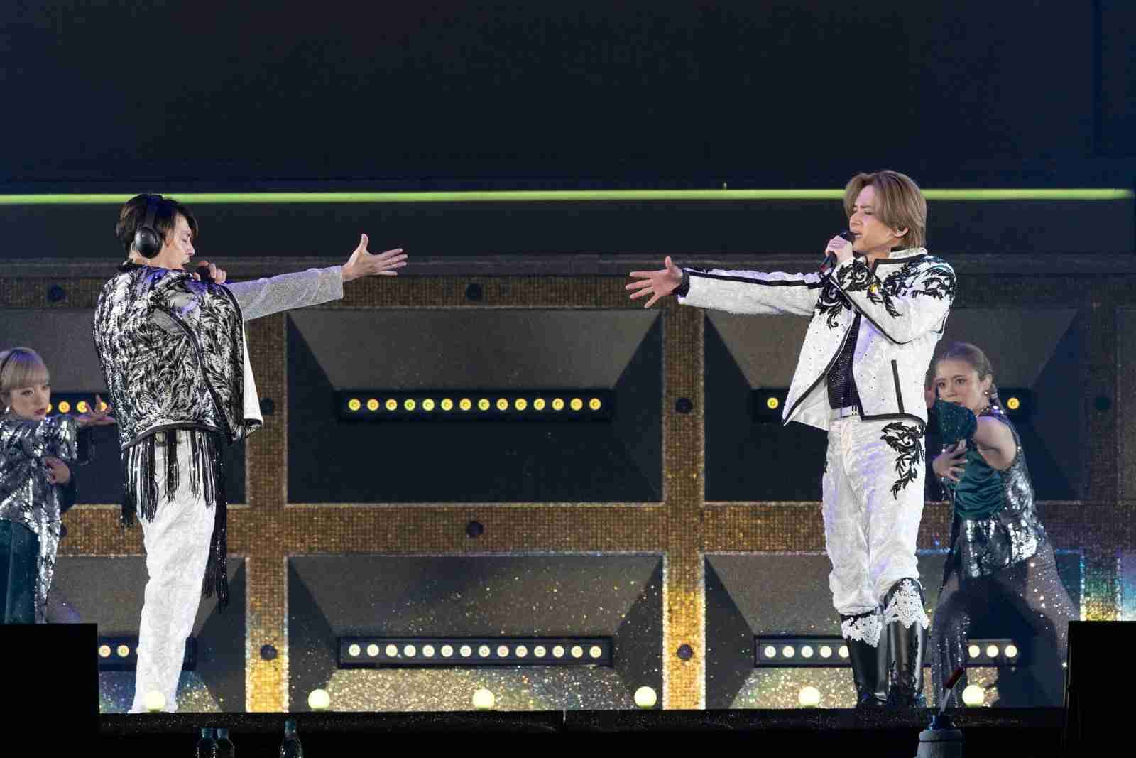 KinKi Kids堂本剛が涙 堂本光一も「2人でステージに立っているこの光景が全て」＜東京ドーム公演＞