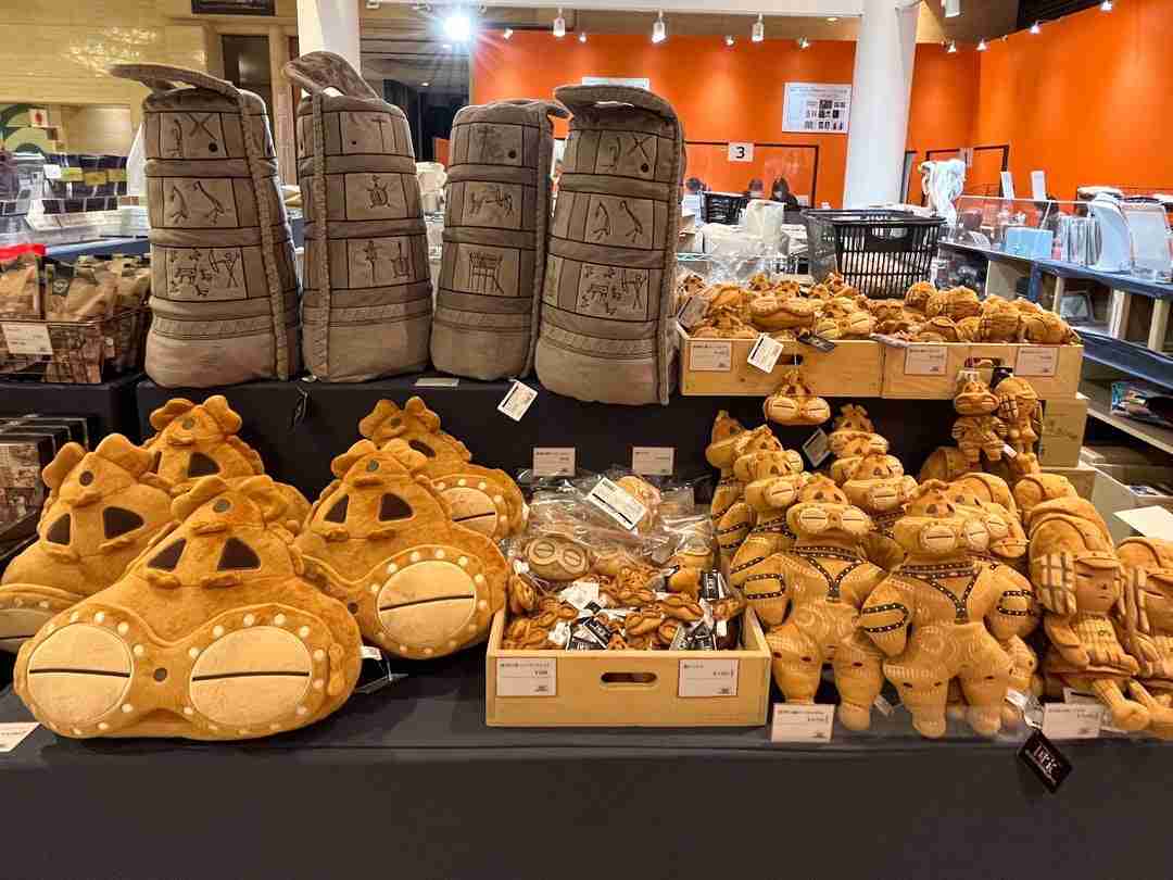 古代マヤ文字や土偶モチーフのボトルなど…美術館のクラファン返礼品がユニーク! 岡山・備前市