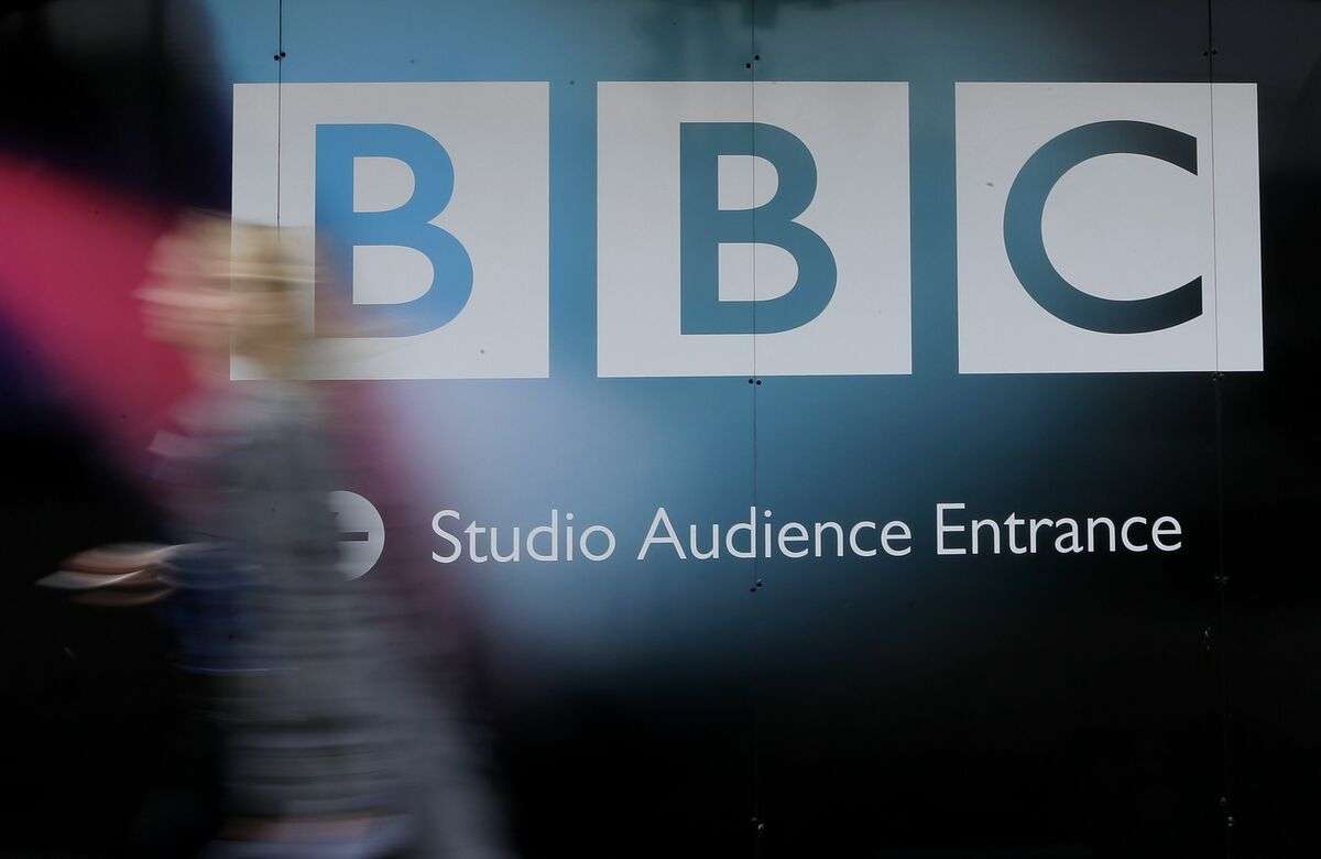 BBCが「英国史上最悪」のセレブ性加害者・サヴィルをドラマ化、描き方に賛否 日本でも「ジャニー喜多川の半生描くエンタメ番組」は可能か(1/6) | JBpress (ジェイビープレス)