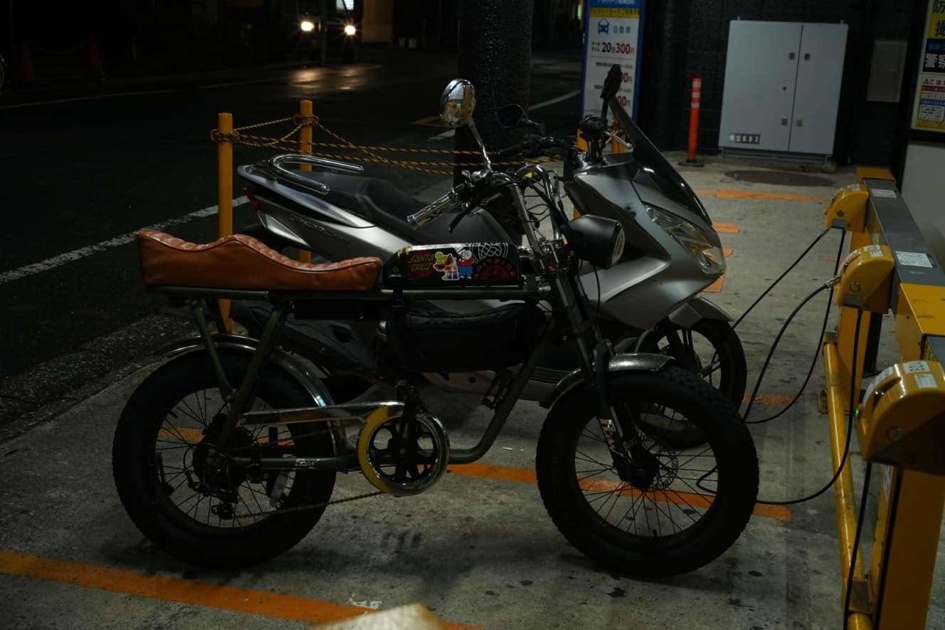 「最高速度60キロ」歌舞伎町で「違法電動自転車」が大流行…キャッチが「ノーヘル」で爆走している訳