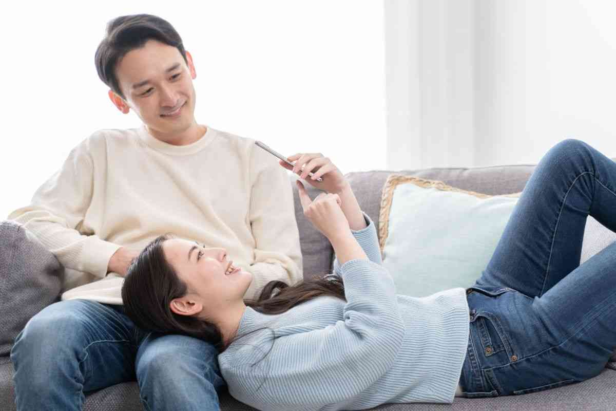 未婚女性の6割超「彼氏の年収を知っている」！ きっかけ＆本音爆発「多くてラッキー」「安すぎてウケる」 | オトナンサー
