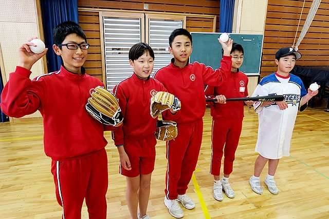 大谷グラブと一緒にバットとボールも届く　南砺の小学校に匿名地域住民から（北日本新聞） - Yahoo!ニュース