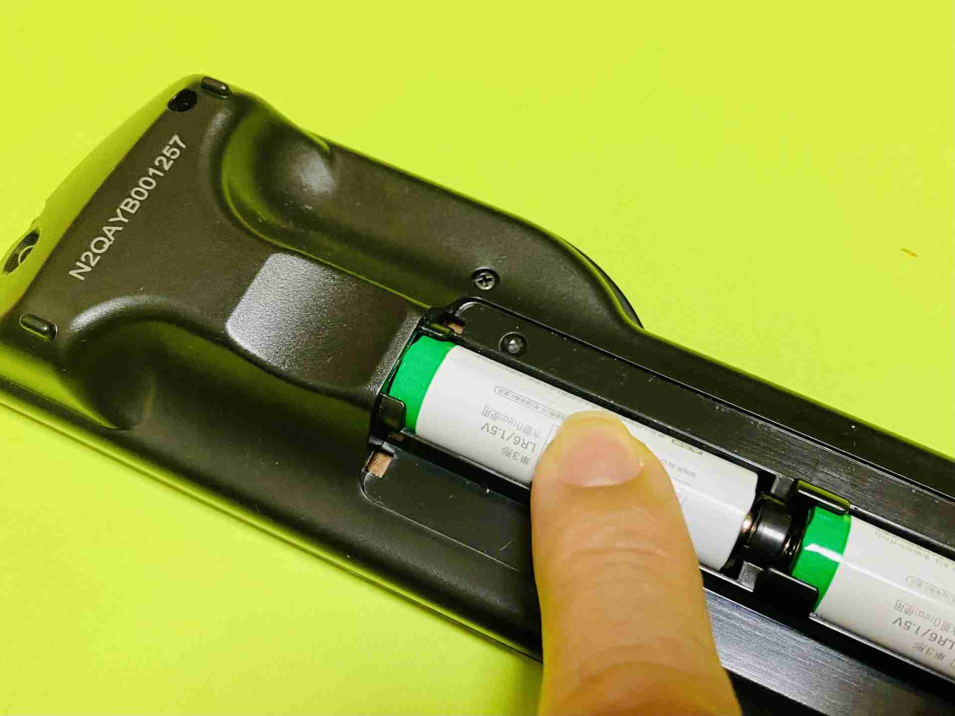 一体なぜ!? 「リモコンの電池をクルクル回すと復活する」←メーカーに聞いてみた | ラジトピ ラジオ関西トピックス