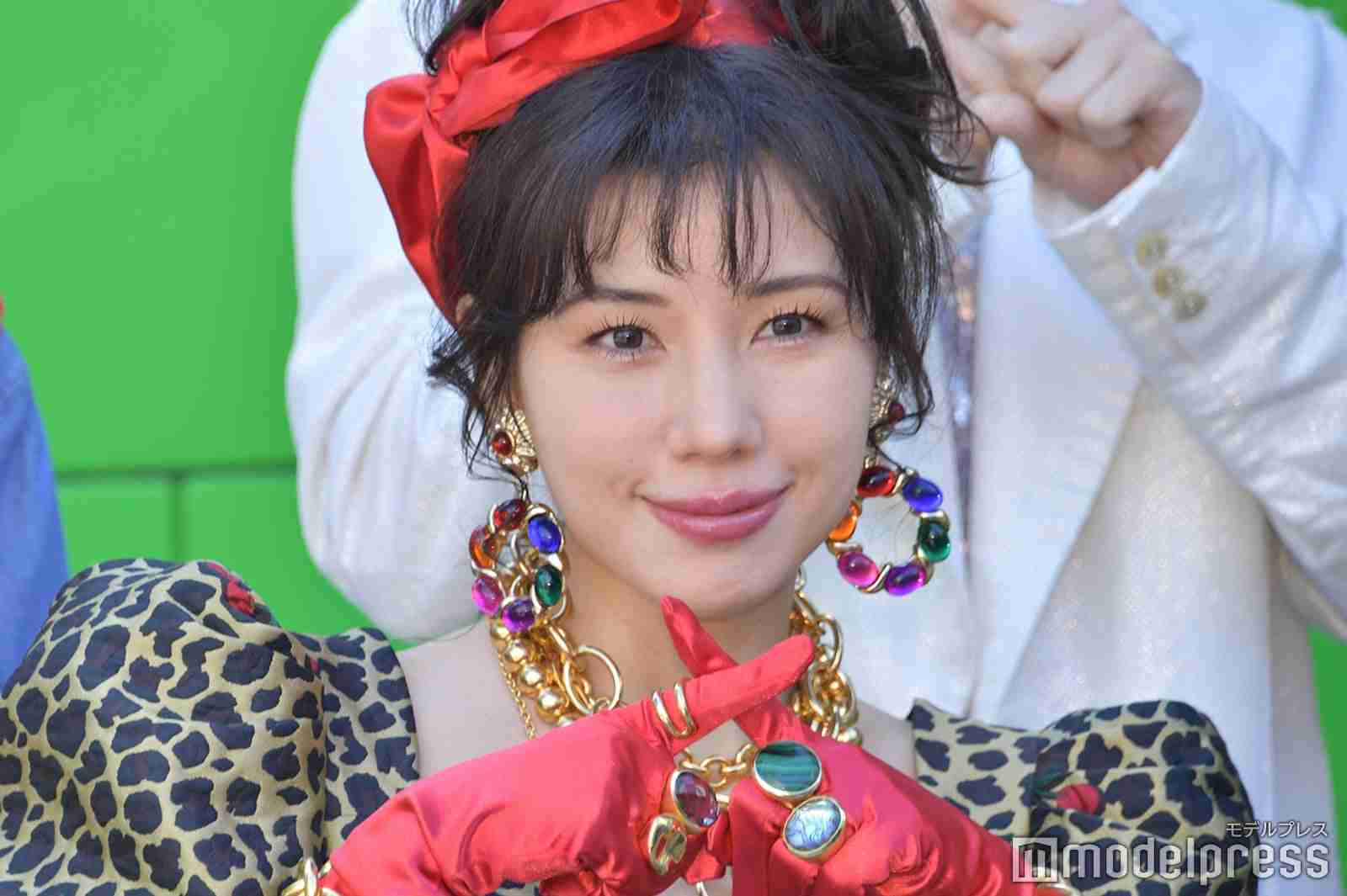 仲里依紗、ヒョウ柄ドレスから美背中輝く 阿部サダヲらと“80年代風ファッション”で登場＜不適切にもほどがある！＞