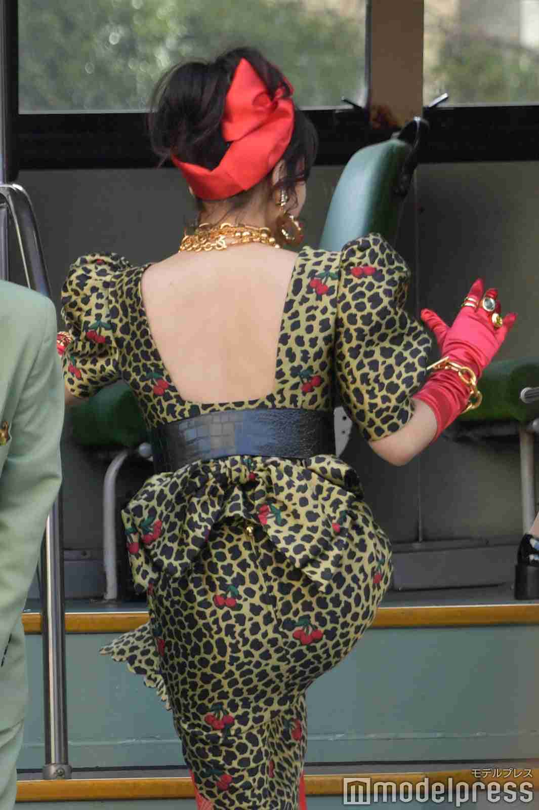仲里依紗、ヒョウ柄ドレスから美背中輝く 阿部サダヲらと“80年代風ファッション”で登場＜不適切にもほどがある！＞