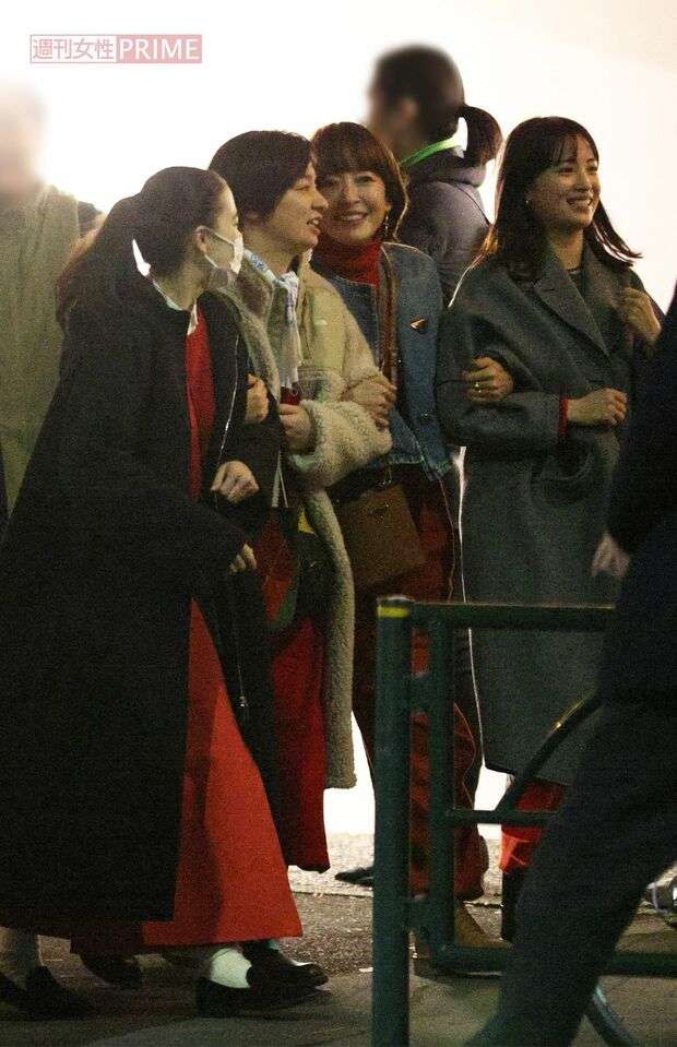 『阿修羅のごとく』が20年ぶりの映像化、「四姉妹」宮沢りえ・尾野真千子・蒼井優・広瀬すずが渋谷と是枝裕和監督の自宅で10時間、ハメ外した打ち上げ兼忘年会!