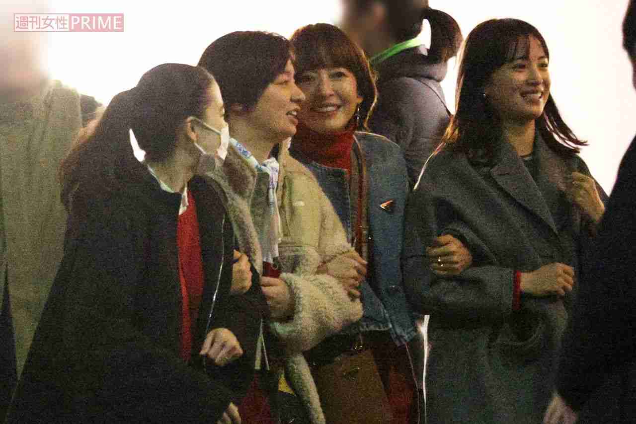 『阿修羅のごとく』が20年ぶりの映像化、「四姉妹」宮沢りえ・尾野真千子・蒼井優・広瀬すずが渋谷と是枝裕和監督の自宅で10時間、ハメ外した打ち上げ兼忘年会！ | 週刊女性PRIME