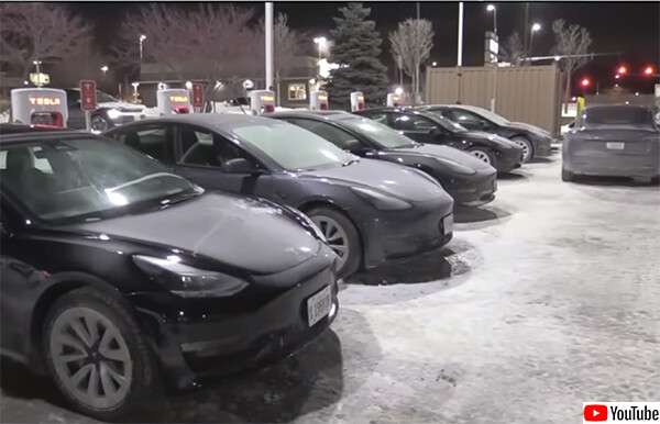 凍てつく寒さで死んだテスラ車の墓場と化した充電ステーション : カラパイア