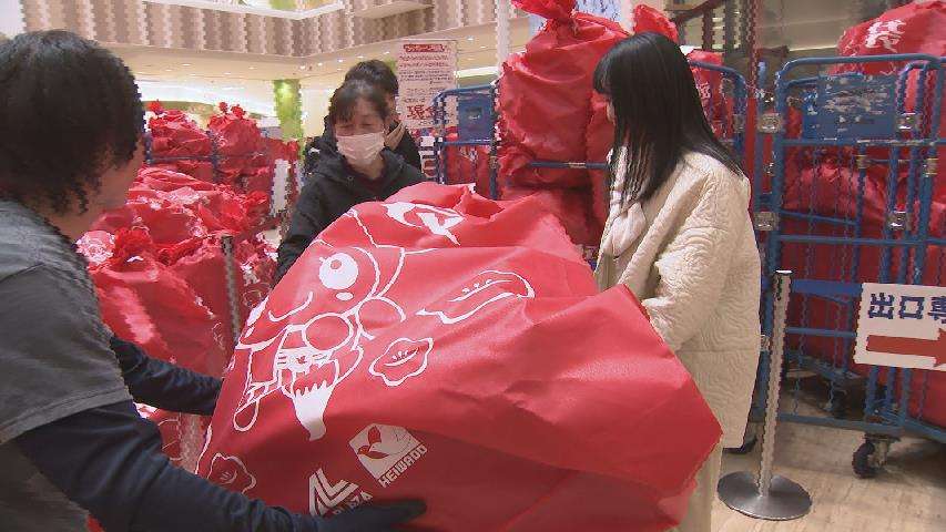 800個が予約完売の福袋　当日販売88個に660人が挑戦!人気ショッピングセンターに長蛇の列　富山（チューリップテレビ） - Yahoo!ニュース