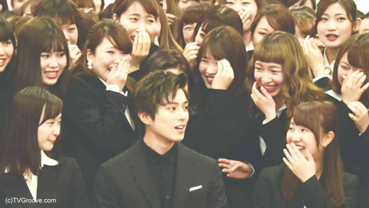 サマンサタバサ入社式に新田真剣佑がサプライズで登場 - YouTube