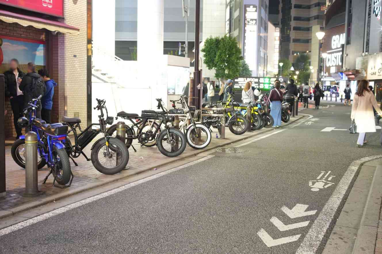 「最高速度60キロ」歌舞伎町で「違法電動自転車」が大流行…キャッチが「ノーヘル」で爆走している訳