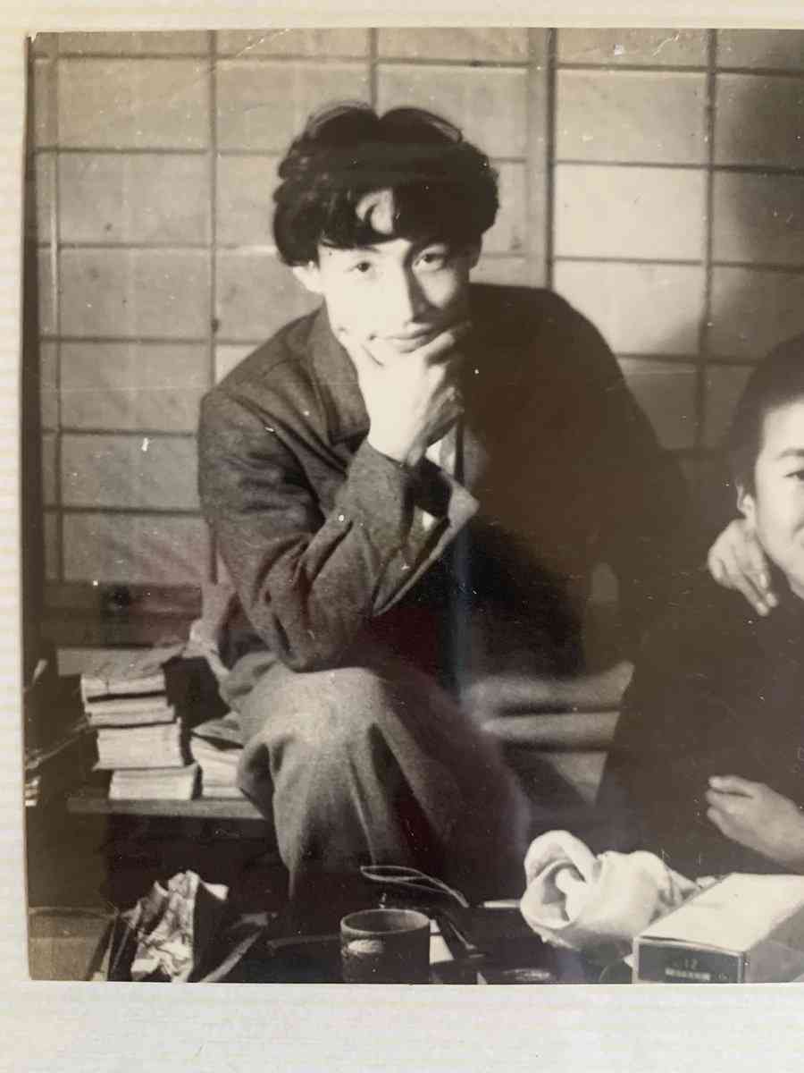 「祖父の昔の写真がイケメンで文豪かと思った」→孫と見比べると…　重なる面影にほれぼれ「遺伝ってすごい」「ちゃんと似てる！」