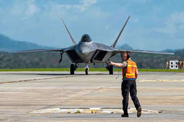 「沖縄の基地に関する情報も漏洩！」中国軍に情報を流したアメリカ海軍下士官に判決下る！ | 乗りものニュース