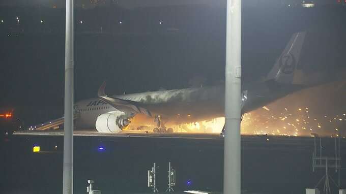 【速報】羽田空港の滑走路で日本航空の機体が炎上中