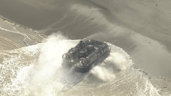【能登半島地震】自衛隊が海から重機を陸揚げ　道路寸断で“揚陸作戦”実施｜FNNプライムオンライン