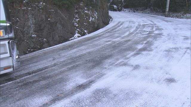 路面の凍結でスリップか トレーラーが中央分離帯を乗り越え対向車線にいた男性をはねる 男性は死亡 北九州市