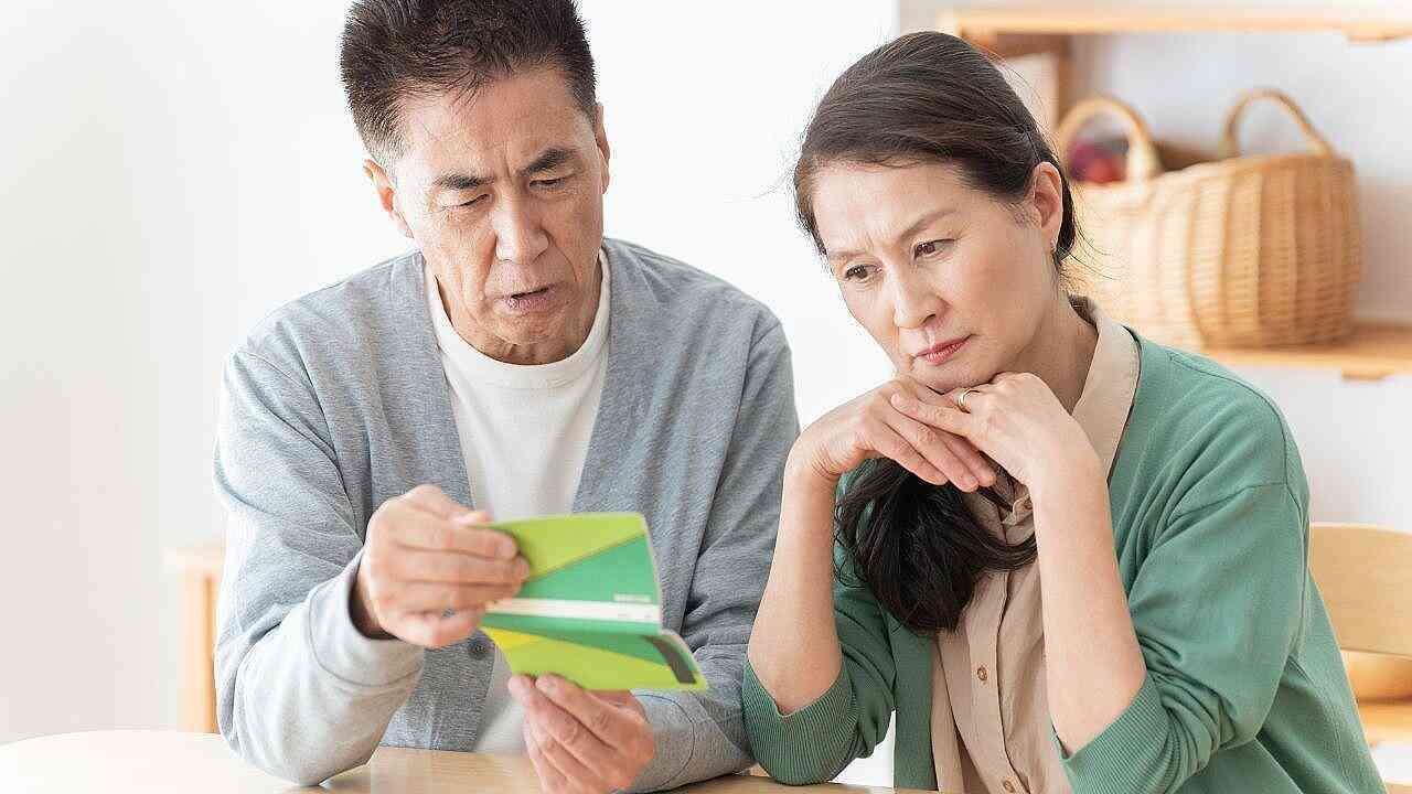 「NISAで1,300万円消えた…。」銀行員のアドバイスで、退職金運用を始めた“年金25万円の60代夫婦”…年金に上乗せでゆとりの老後のはずが、一転、破産危機【FPが解説】