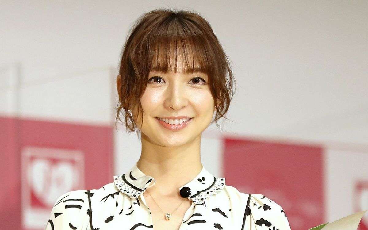 後ろから激しく攻め立てられ…“不倫妻”篠田麻里子（37）に市長選＆メンタル本のオファー続々 | 文春オンライン