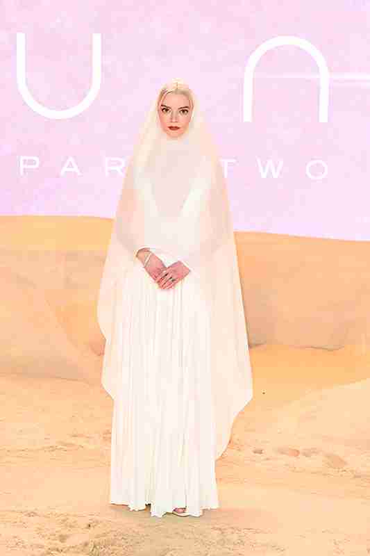 ゼンデイヤのスケスケなロボット衣装にネット震撼…「まるでC-3PO」