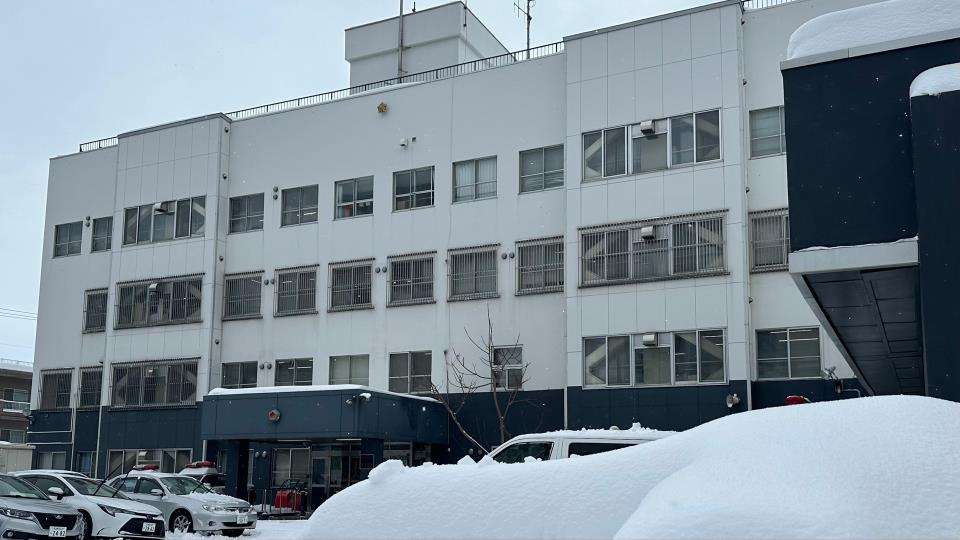 低学年息子の衣服をつかみ引きずる　息子自ら110番通報　暴行容疑で30歳の母親を逮捕「間違いありません」札幌市東区 | TBS NEWS DIG