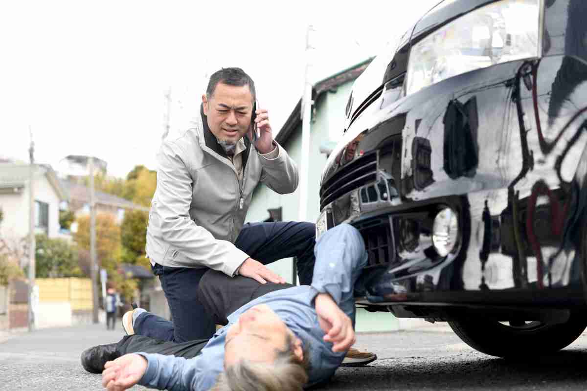 車で“信号無視”の歩行者はねた…それでも運転手は罪に問われる？ “疑問”を弁護士に聞いてみた | オトナンサー