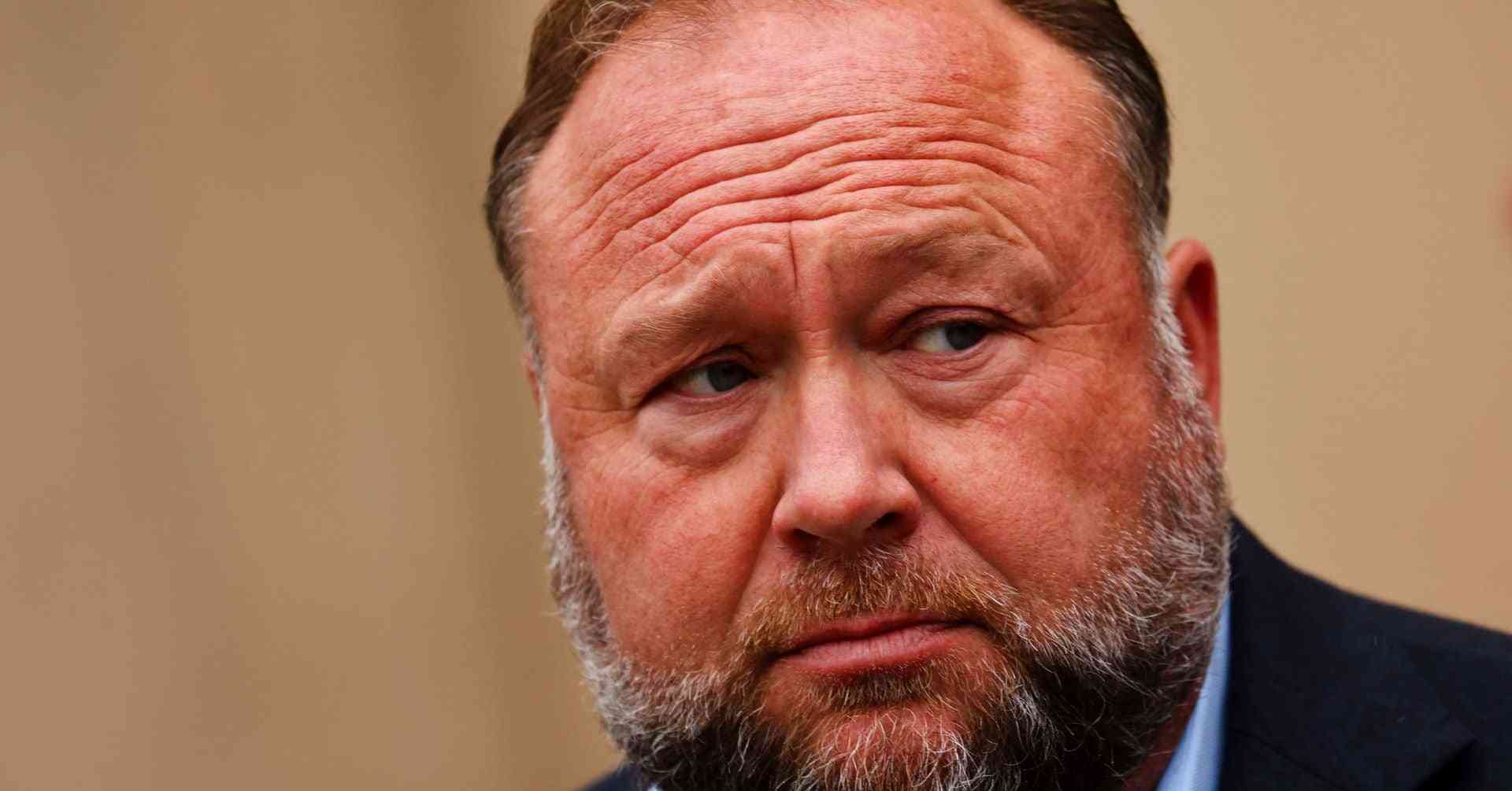 陰謀論の米評論家、Ｘのアカウント復活　マスク氏調査で多数が支持 | ロイター