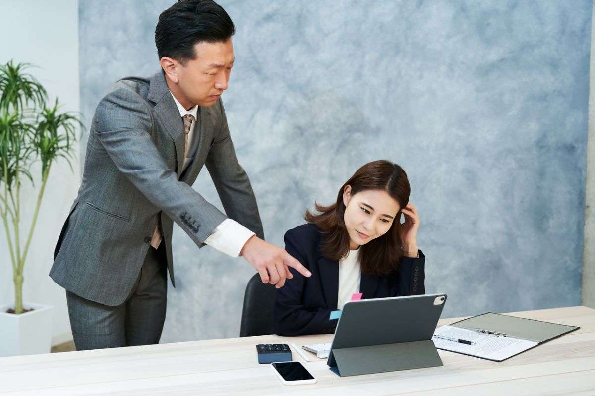 上司160人超が答えた「困った部下の特徴」ランキング発表 「意欲がない」「指示待ち」を超えた1位は？ | オトナンサー