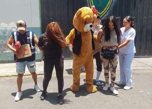 クマの着ぐるみ姿でプレゼントを贈るフリ　捜査官が麻薬密売人をおびき出して逮捕（ペルー）