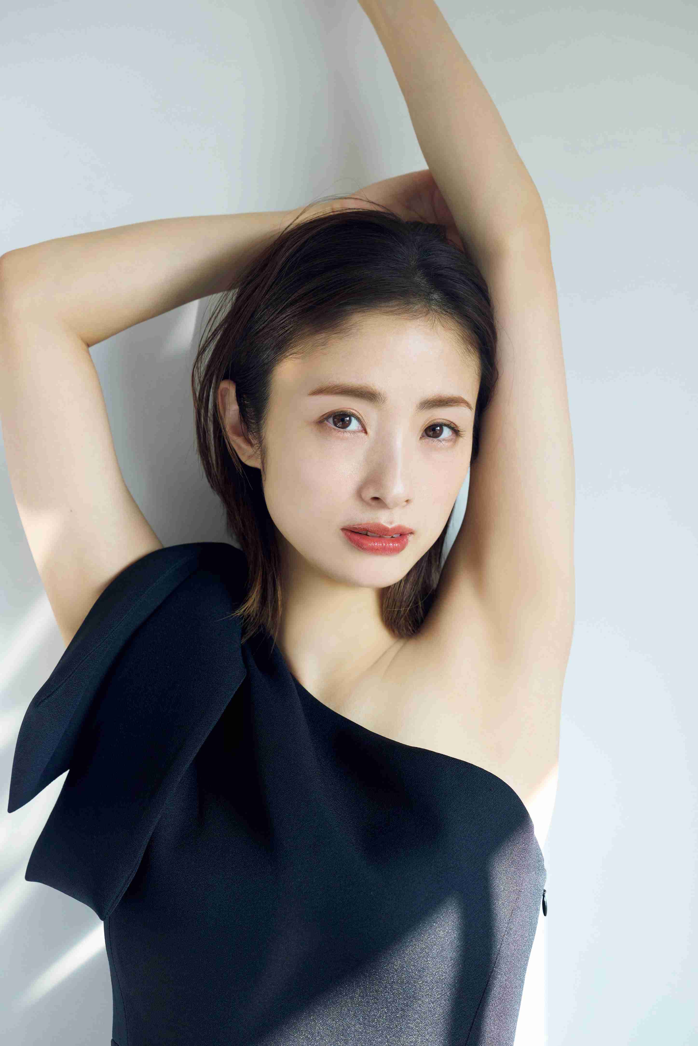 上戸彩が『FLASH』表紙に、変わらぬ美スタイルを披露