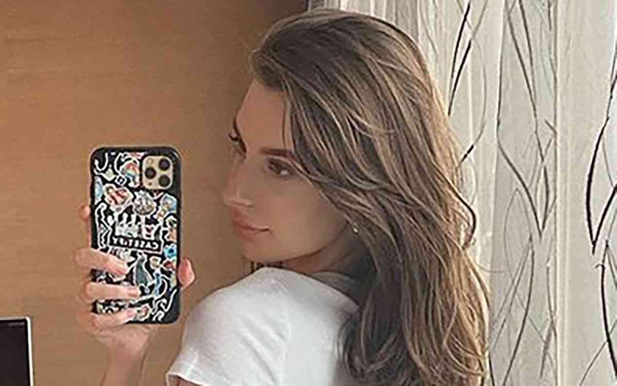 《ウクライナが生んだ奇跡の美女》ミス日本・椎野カロリーナ（26）が妻子ある有名医師と不倫手つなぎデート