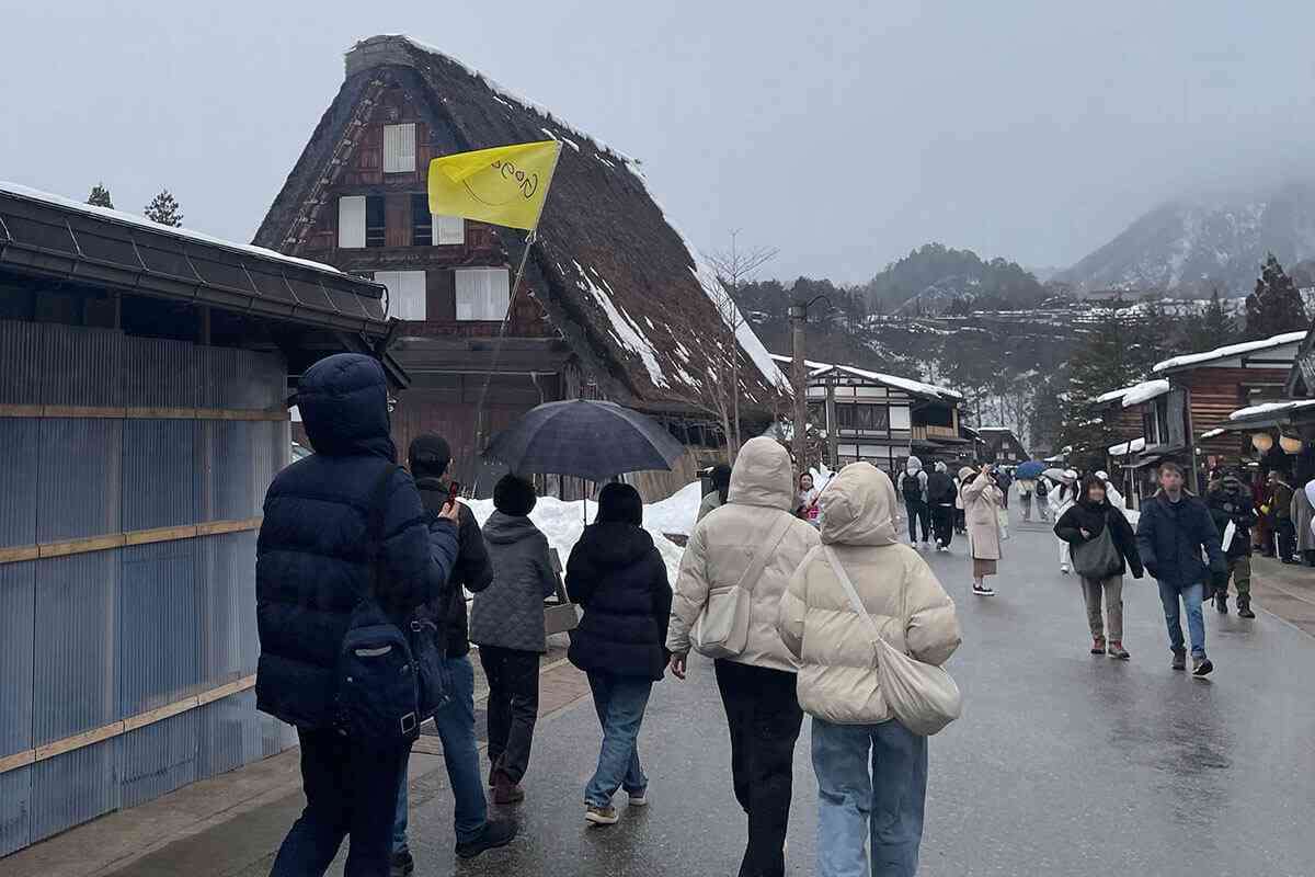「カイロを便器に流され週に何度も修理」「私有地で勝手に雪遊び」　中国人観光客に人気の白川郷の住民が嘆く「観光公害」