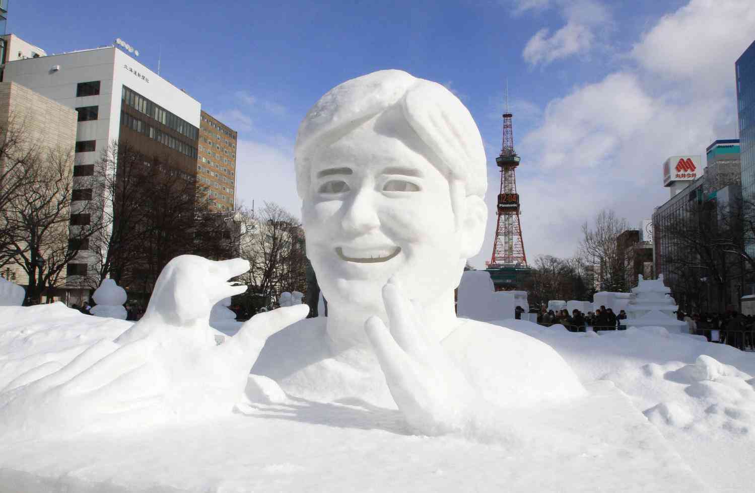 大谷翔平とデコピンは北国でも仲良し「さっぽろ雪まつり」にツーショットの雪像が登場（日刊スポーツ） - Yahoo!ニュース