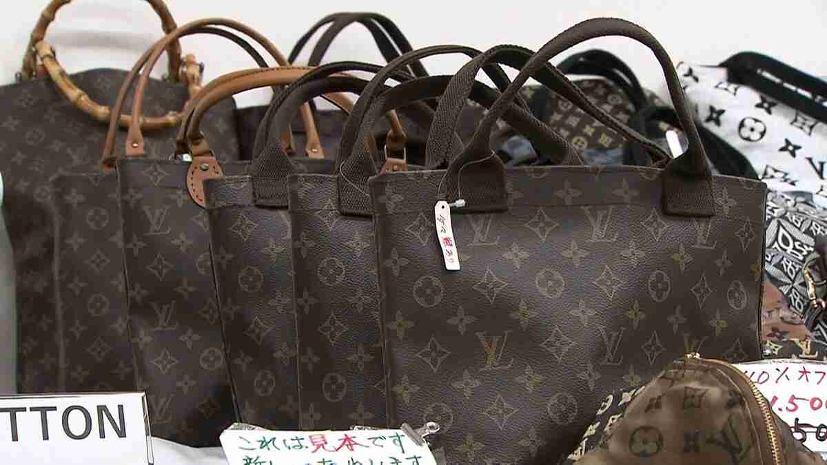 手作りの“偽物ヴィトン”を露店で販売か 64歳女を書類送検　バッグやポーチなど約330点所持